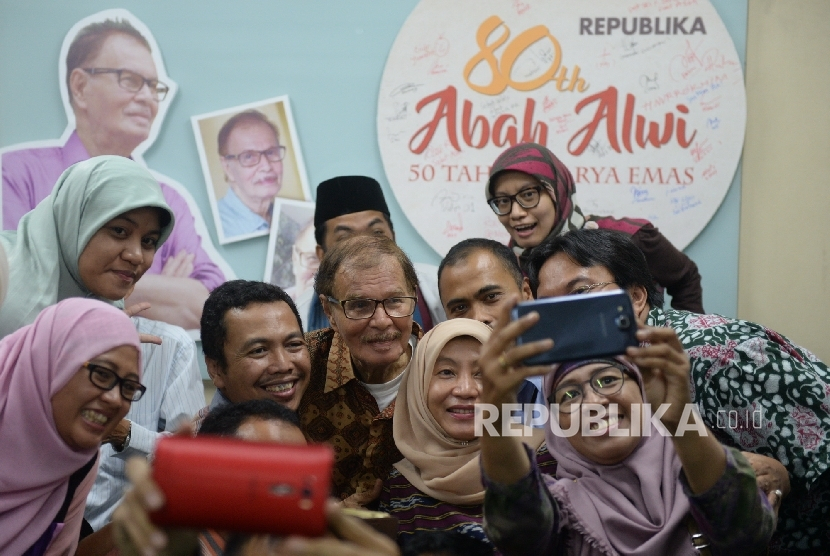 Kenangan wartawan senior, almarmum Alwi Shahab saat berfoto bersama wartawan di Kantor Republika, Jakarta (ilustrasi). Foto: Republika/ Wihdan