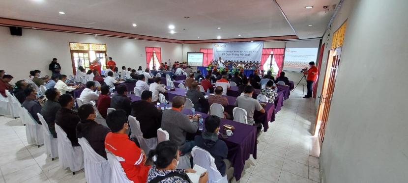 Para peserta dari berbagai elemen antusias mendengarkan pemaparan Sosialisasi Addendum AMDAL PT Dairi Prima Mineral. (Foto: Istimewa) 