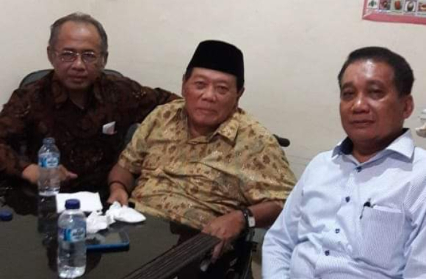 Harmoko (tengah), setiap memberikan penjelasan mengenai hasil sidang kabinet, selalu menggunakan kalimat 'Menurut petunjuk Bapak Presiden' atau 'Sesuai petunjuk Bapak Presiden'.