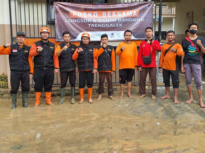 Tim relawan BMH yang bertugas membantu warga korban banjir Trenggalek, Jawa Timur. (Foto: Dok BMH)