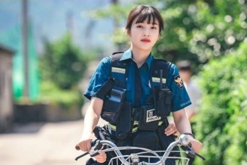  Joy RED VELVET akan berperan sebagai polisi di drama baru yang berjudul My Accidental Country Diary. Pada drama ini, Joy akan bermain drama dengan Choo Young-woo. Foto: Tangkapan Layar/Istimewa 
