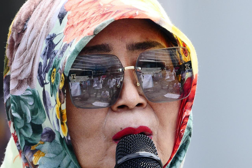 Refleksi eks Karyawan PR tampak di kacamata seorang pengunjukrasa yang berorasi di depan halaman kantor redasi Pikiran Rakyat di Jalan Asia Afrika, Kota Bandung, Jawa Barat, Kamis (2/5/2024).