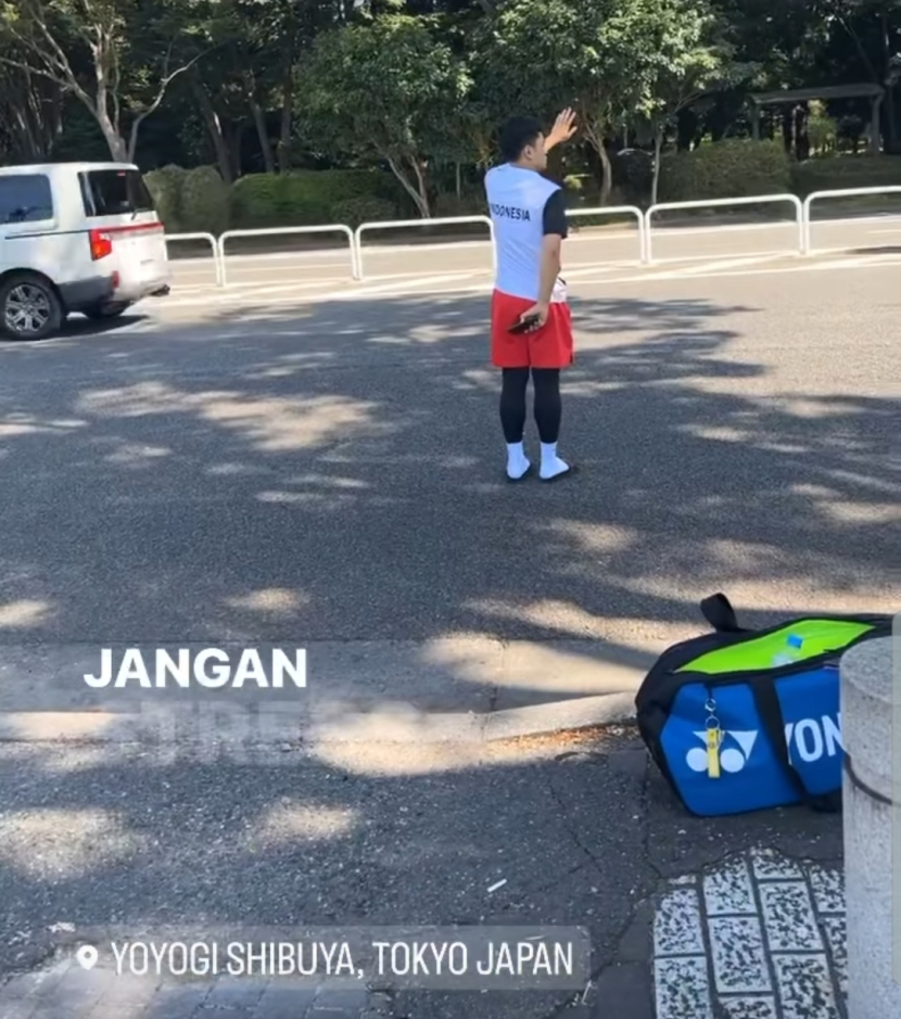 Pemain ganda, Fajar Alfian dan Leo Rolly Carnando terlihat mencari taksi untuk mengejar waktu menjajal lapangan di Japan Open 2023. (Source: story IG Fajar Alfian)