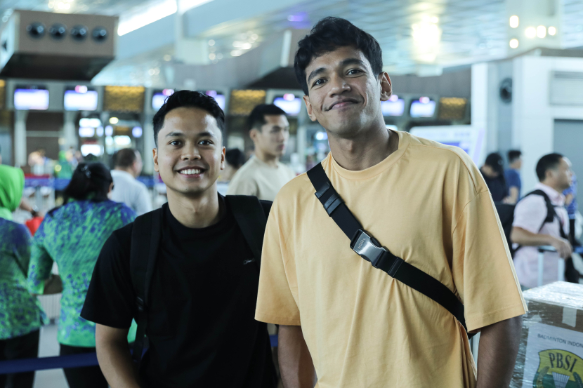 Para pemain Indonesia telah terbang ke Cina untuk bertanding di turnamen China Open 2023 Super 1000. Di antaranya pemain tunggal putra Indonesia, Anthony Sinisuka Ginting (kiri) dan Chico Aura Dwi Wardoyo (kanan).