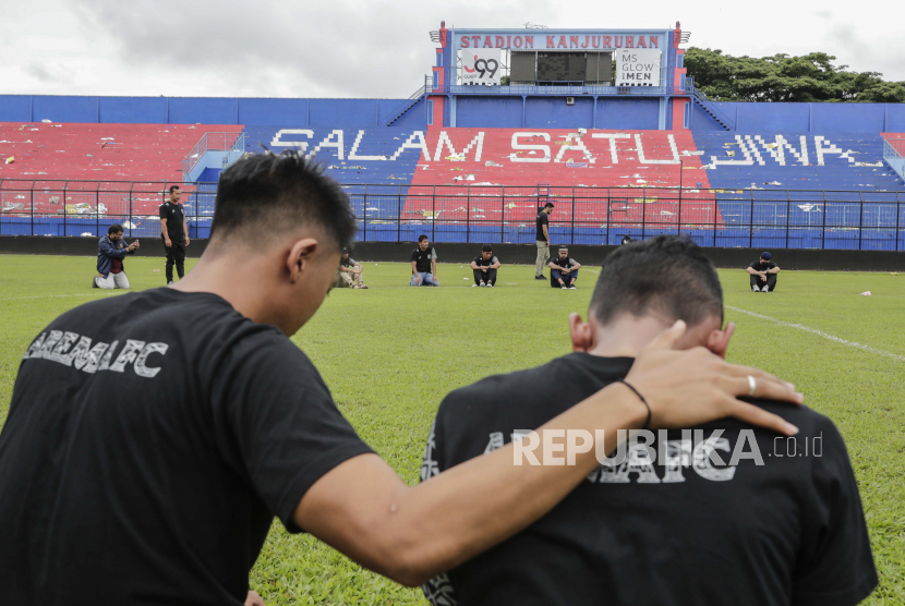 Korban yang berada di Stadion Kanjuruhan, Malang dapat mengalami trauma setelah kejadian atau Post Trauma Stress Disorder (PTSD). Foto : EPA-EFE  