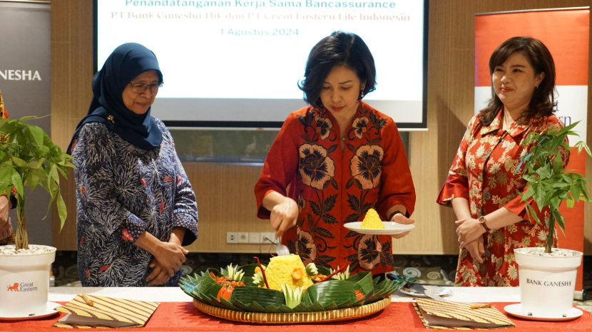 Lenny Sugihat (Presiden Direktur Bank Ganesha), Nina Ong (Presiden Direktur Great Eastern Life Indonesia), dan Sisca Then (Direktur Bancassurance Great Eastern Life Indonesia) (dari kiri ke kanan) saat seremonial pemotongan tumpeng dalam Penandatanganan Kerja Sama Bancassurance Bank Ganesha dan Great Eastern Life Indonesia pada 1 Agustus 2024, di Jakarta. (Foto: Istimewa)