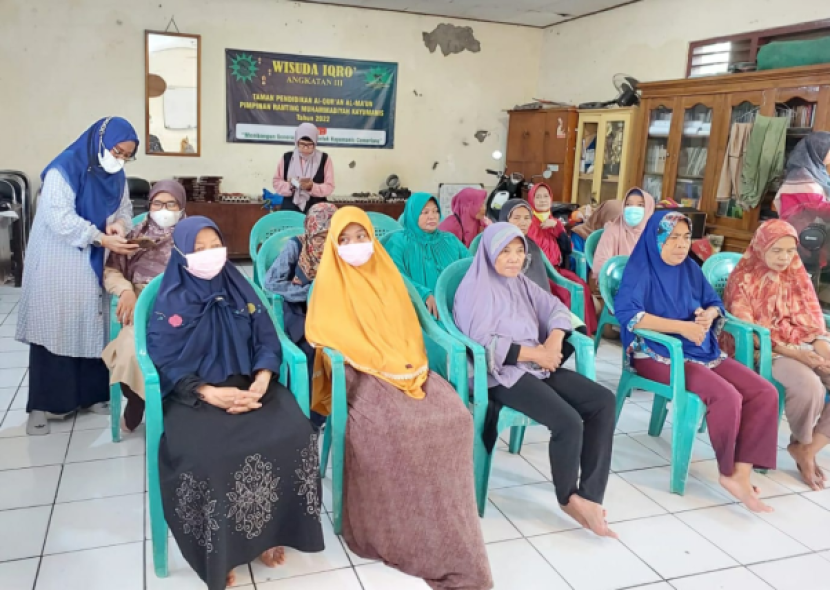  Diskusi dan penjelasan pertanyaan pada Pelatihan Manajemen Usaha dan Strategi Penanggulangan Praktik Rentenir kepada ibu-ibu Binaan Amal Usaha Ranting Muhammadiyah Kayumanis Jakarta Timur, Sabtu (01/4/2023). Foto : dok