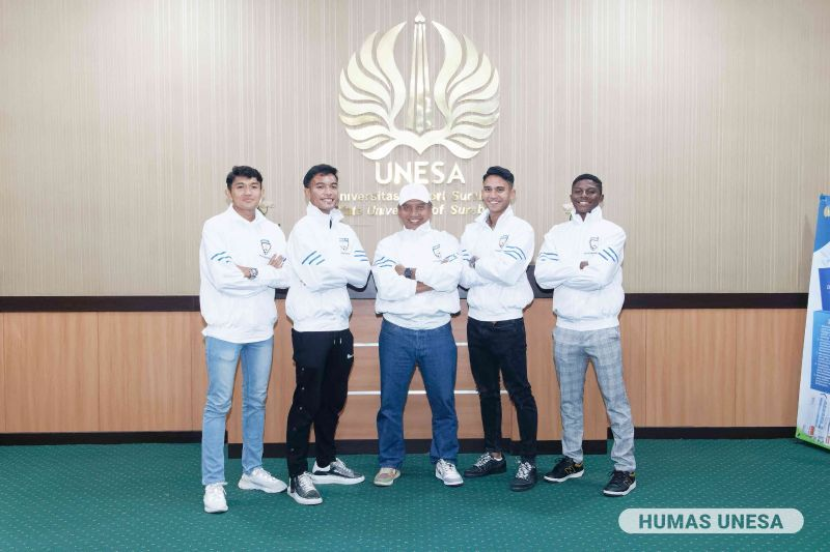 Lima anggota timnas sepak bola, Marcell Januar Putra, Hugo Samir, Marselino Ferdinan Philipus, Brylian Aldama, dan Arsa Ramadan Ahmad mendapat beasiswa kuliah di Unesa. Foto : unesa