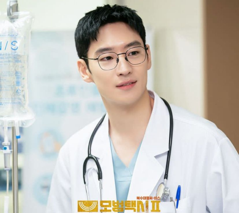 Kim Do-ki menyamar sebagai seorang dokter di episode 10 Taxi Driver 2. Dok: SBS Drama Official Instagram