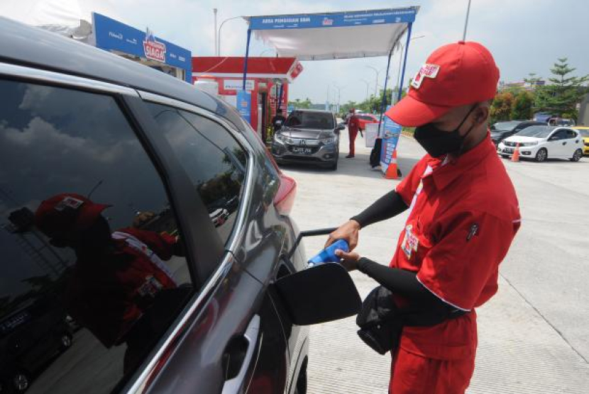 Petugas mengisi bahan bakar minyak kendaraan pemudik di Rest Area 487 B, Boyolali, Jawa Tengah. Mudik 2023, Ini Daftar Rest Area dengan SPBU di Tol Trans Jawa. Foto: ANTARA/Aloysius Jarot Nugroho