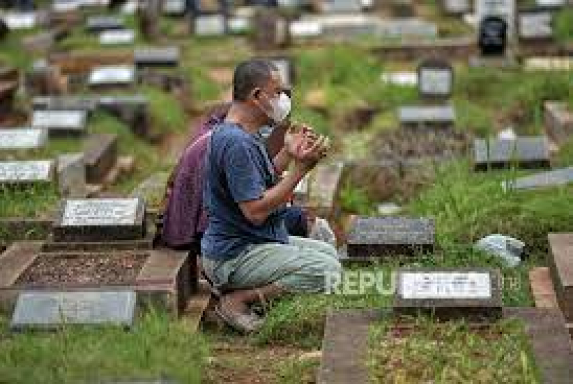 seseorang sedang ziara kubur ke makam keluarganya (dok. republika)