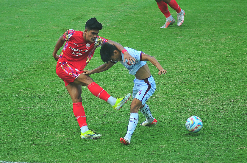 Striker Persis Solo Ramadhan Sananta diadang PSM Makassar Muh Rizky Eka Pratama pada laga kedua matchday Piala Presiden 2024 antara Persis Solo melawan PSM Makassar di Stadion Si Jalak Harupat, Senin (22/7/2024).