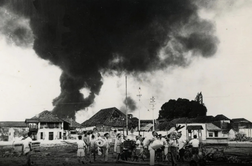 Pengungsi di Surabaya, 1945 (foto: KITLV)