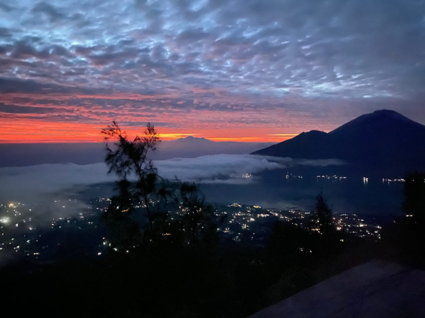 Panorama saat menanti fajar dari puncak Gunung Batur, Bali.