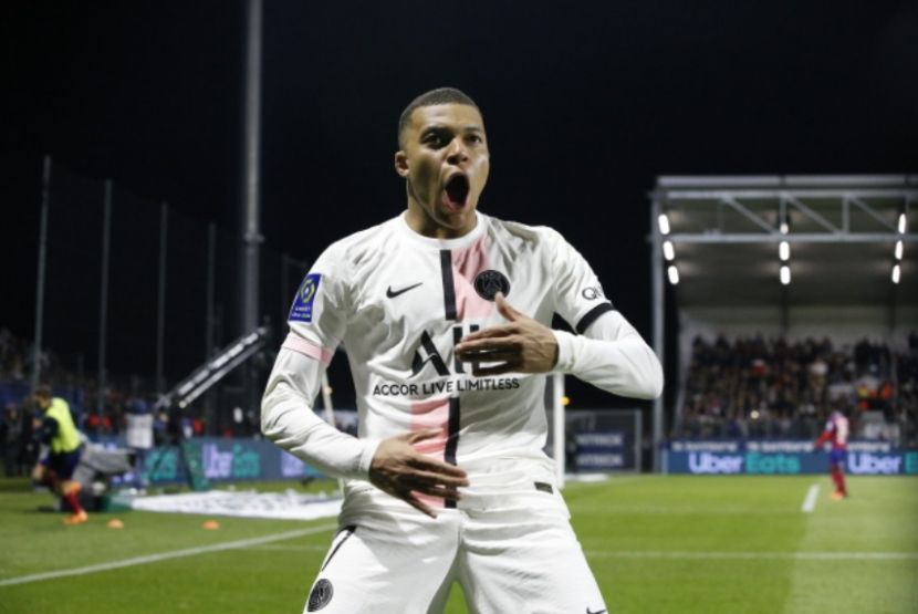 Kylian Mbappe mencetak hattrick saat<a href=