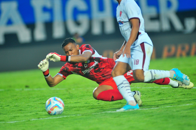 Kiper Persib Persib Bandung Teja Paku Alam menerkam bola pada laga pembuka Grup A Turnamen Pra Musim Piala Presiden 2024 antara Persib Bandung melawan PSM Makassar di Stadion Si Jalak Harupat, Bandung, Jumat (19/7/2024). (FOTO: YOGI ARDHI/REPUBLIKA NETWORK) Nikon D3, Nikkor 300/2.8 ED MF, Tripod Velbon.