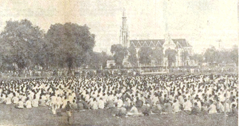 Jamaah pria memadati Lapangan Banteng, Jakarta, untuk ikut Shalat Id yang diadakan Muhammadiyah pada 12 November 1939 (foto: de locomotief).