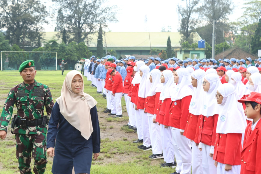 Direktur MPDH Ruri B Ramadhanti sedang memeriksa kerapihan siswa