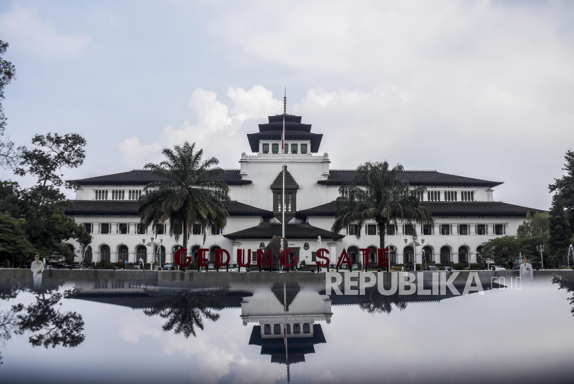 Gedung Sate di Kota Bandung menjadi bangunan paling ikonik di Kota Kembang. Wilayah Bandung Raya yang kini terbentuk dahulu adalah sebuah danau purba yang terbentuk akibat letusan Gunung Tangkubanparahu. Foto: Republika.co.id