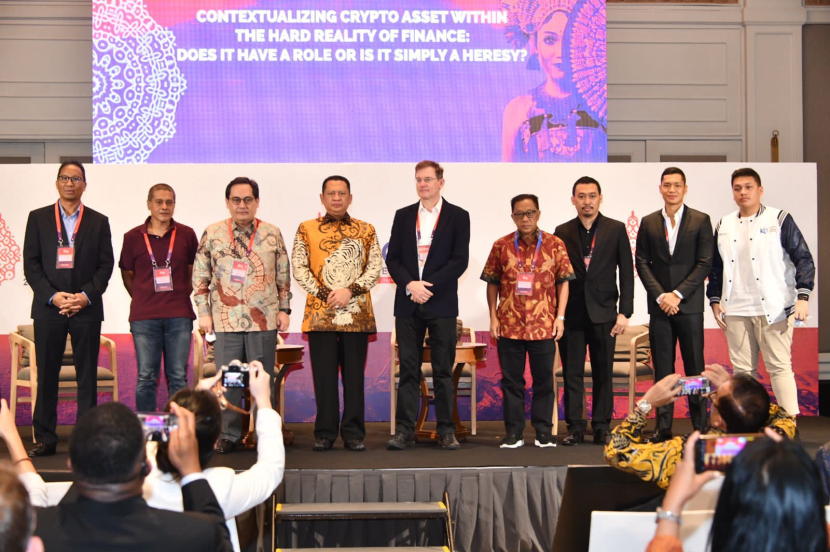 Ketua MPR RI, Bambang Soesatyo (keempat dari kiri) bersama pembicara dan penyelenggara T-20 Indonesia Summit 2022 di Bali, Selasa (6/9/22). (Foto: Istimewa) 