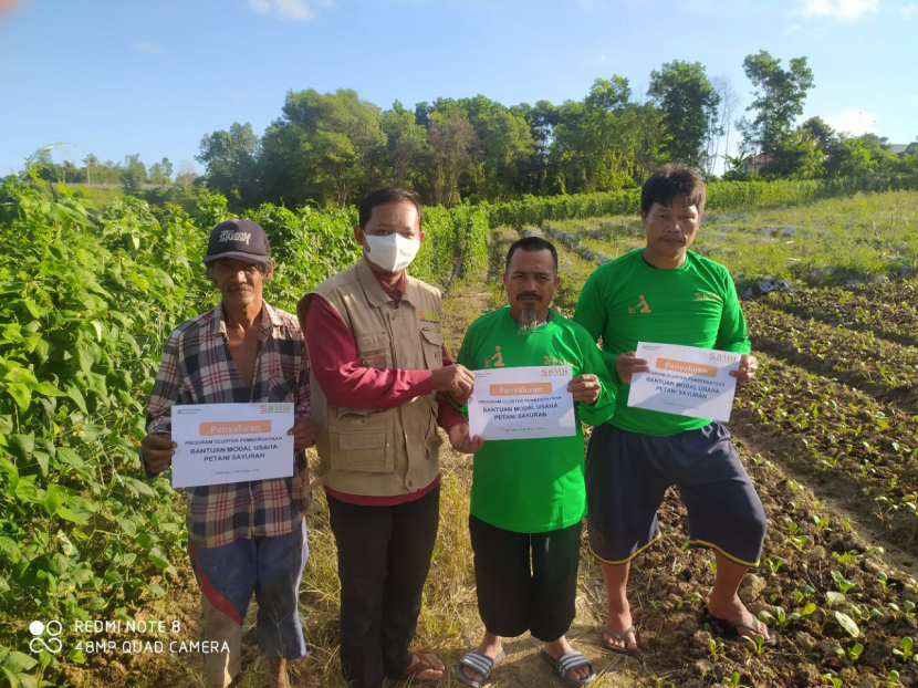 Laznas BMH menyerahkan bantuan modal usaha kepada tiga orang petani tomat dan terong yang bermukim di Teritip, Balikpapan Timur, Rabu (12/10/2022).