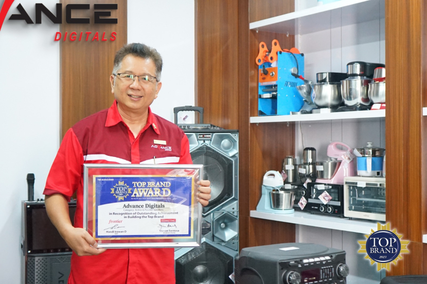 Marketing Director Advanced Digitals, Teddy Tjan, memegang trofi bergengsi Top Brand Award yang diselenggarakan oleh lembaga riset independen Frontier Research. (Foto: Advanced Digitals).