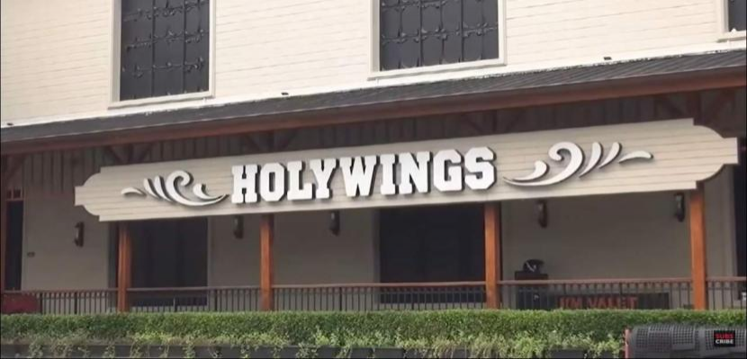 Holywings. Restoran Holywings tengah menjadi pembicaraan karena melecehkan Nabi Muhammad dan Bunda Maria karena menyandingkan dengan minuman beralkohol. Foto: Republika.