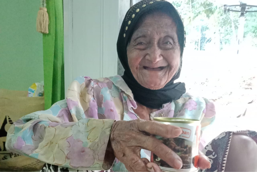 Rasulullah pernah bergurau kepada seorang perempuan tua yang bertanya perihal surga kepadanya. Rasulullah menjawab jika di surga tidak ada nenek-nenek. Foto: Ilustrasi nenek-nenek (Republika).