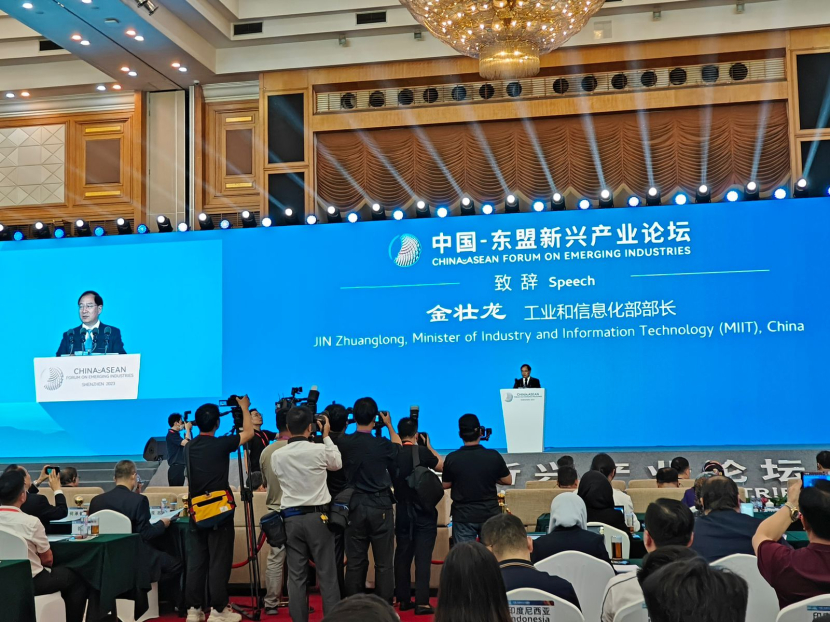 Menteri Industri dan Teknologi Informasi Cina, JIN Zhuanglong, dalam China-ASEAN Forum on Emerging Industries pada Selasa (4/7/2023) di Kota Shenzhen, Cina. (Foto: KBRI Beijing)