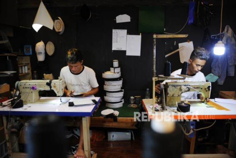 Pekerja memproduksi kopiah di pabrik kopiah M. Iming, di Bandung, Jawa Barat, Kamis (6/4/2023). Foto: Antara Foto//Raisan Al Farisi