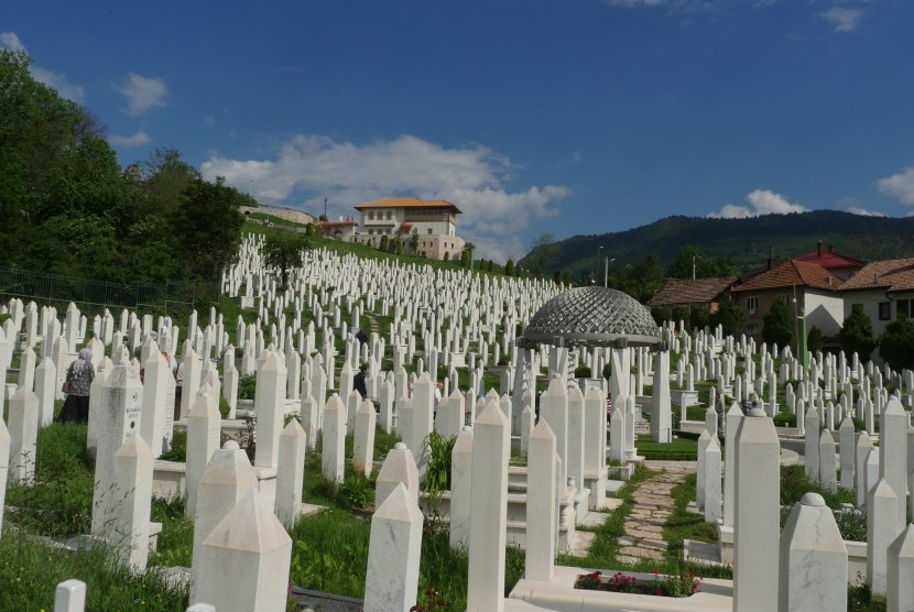Keterangan foto:Kuburan masal Muslim Bosnia yang dibantai tentara Serbia di Sarajevo.
