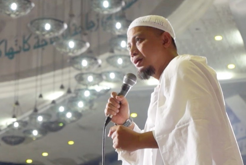 Ustadz Arifin Ilham. Menurut Ustadz Arifin Ilham, pelit adalah penyakit dan sedekah bisa menolak bala.