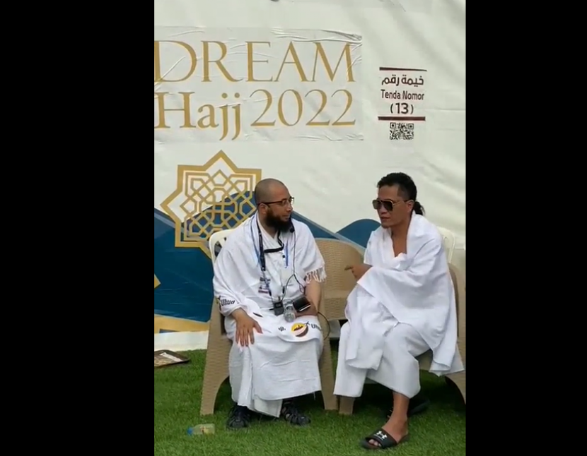 Ustadz Khalid dan Gus Miftah silaturahim di Arafah. Sempat bersilang pendapat tentang wayang kulit haram, Ustadz Khalid Basalamah dan Gus Miftah dipertemukan Allah di Padang Arafah. Keduanya telihat akrab, tidak ada dendam, bahkan saling melempar senyum dan berpelukan. Foto: Tangkapan Layar.