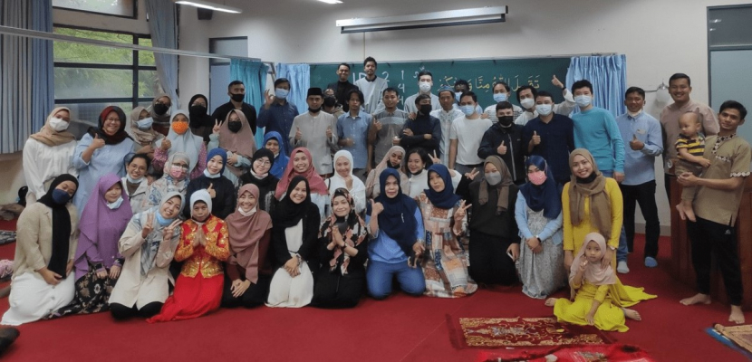 Diaspora Indonesia berkumpul di Mushola NDHU saat Idul Fitri, Senin (2/5/2022). (Dok. Istimewa)