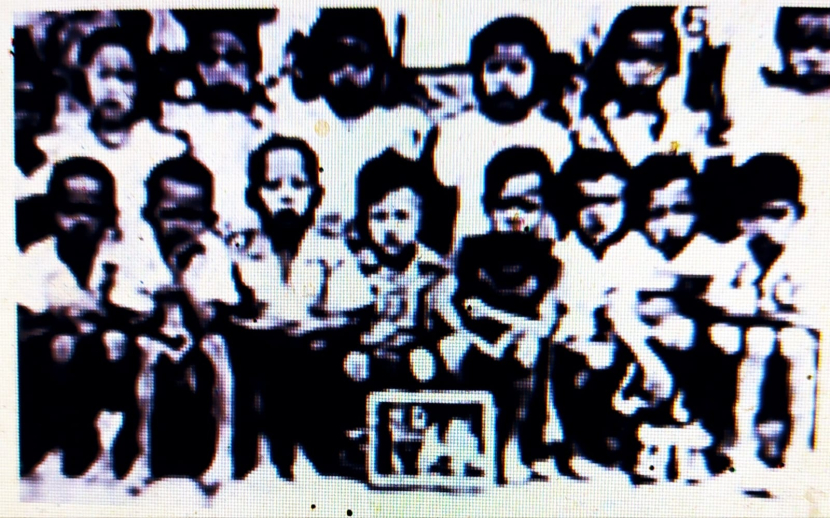 Foto 1948: Murid-murid SR Ta,am Sari II kelas I. Ridwan Saidi duduk keempat dari kiri.