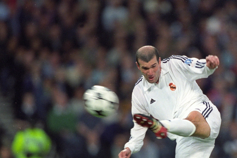 Aksi Zinedine Zidane (Real Madrid)  saat melepaskan tendangan voli ke gawang Bayer Leverkusen. Foto: FIFA.com