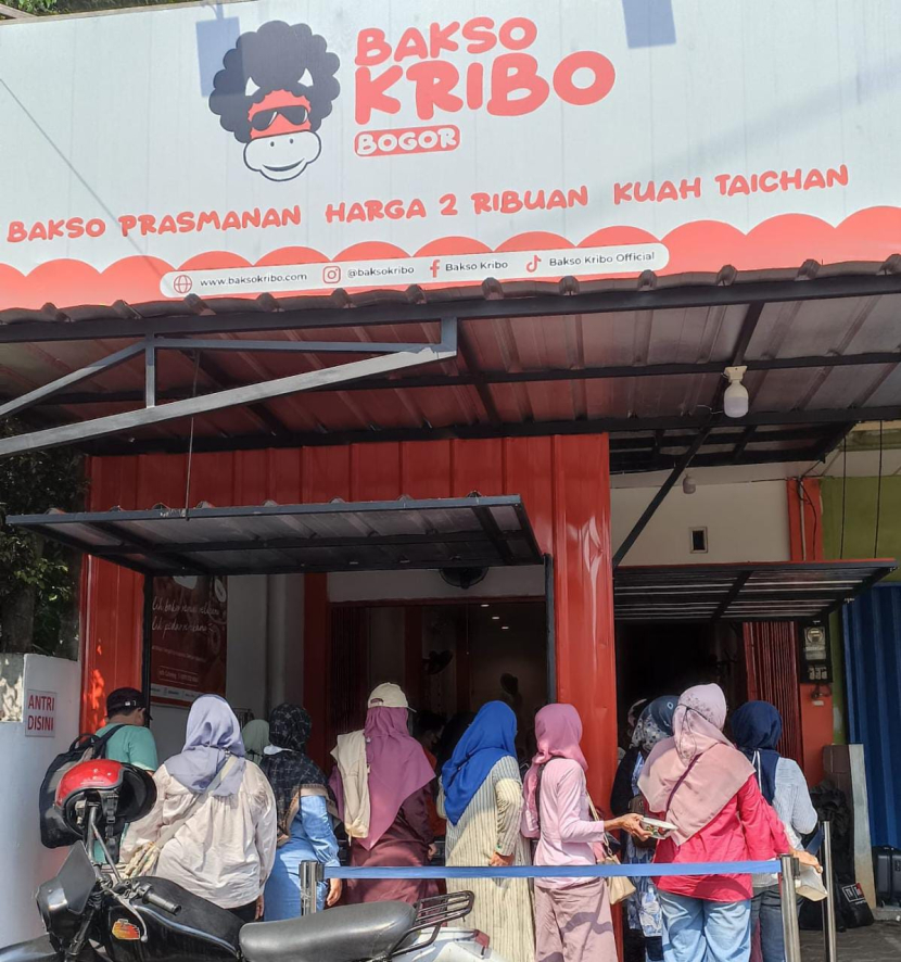 Pengunjung antre di Bakso Kribo.