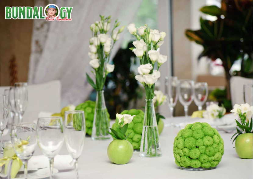 Aksesoris meja makan serba hijau untuk menjamu tamu terutama keluarga saat makan bersama menikmati ketupat lebaran.