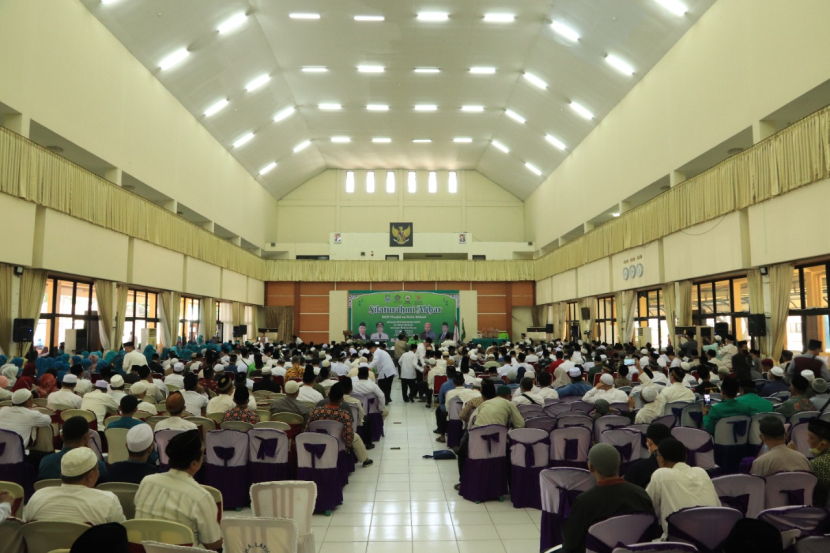 Sekitar 1.800 pengurus DKM dari 1.300 masjid di wilayah Kota Bekasi menghadiri acara Silaturahmi Akbar Dewan Kemakmuran Masjid (DKM) se-Kota Bekasi pada Ahad, 30 Oktober 2022 di Asrama Haji Kota Bekasi.