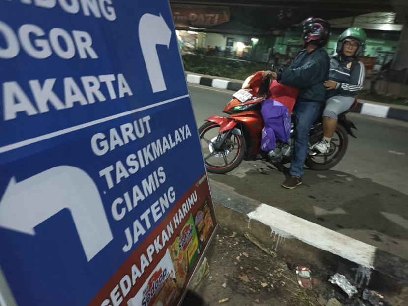 Pemudik bersepeda motor berhenti setelah salah mengambil jalur jalan menuju arah Garut, Tasik dan Ciamis di persimpangan Jl Raya Cileunyi - Rancaekek, Bandung, Ahad (7/4/2024). (Foto: Yogi Ardhi/Republika Network). 