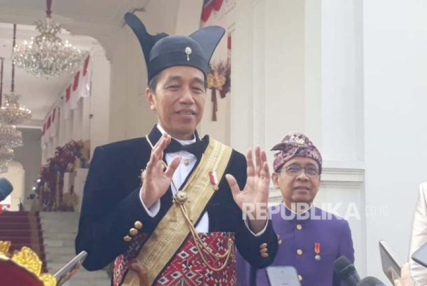 Presiden Jokowi berpakaian adat Ageman Songkok Singkepan Ageng yang dikenakan oleh para Raja Pakubuwono Surakarta, saat menghadiri perayaan HUT ke-78 RI di halaman depan Istana Merdeka Jakarta, Kamis (17/8/2023). (Republika/N Dessy Suciati Saputri)