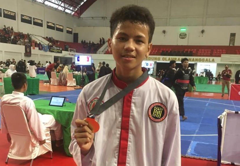 Faza Fahrezy, siswa SMP Citra Negara Beji, Depok, meraih medali emas pada kejuaraan Pencak Silat Kategori Putra Tingkat Pra-Remaja yang diselenggarakan Kementerian Pemuda dan Olahraga (Kemenpora) se-Jabodetabek. (Istimewa)