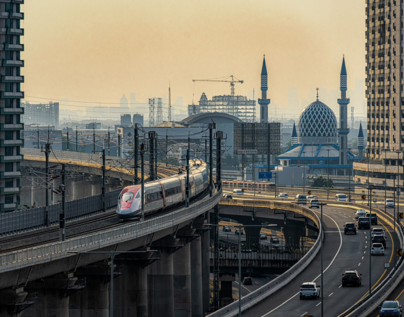 Ilustrasi. Kereta Cepat Whoosh sedang melintas. (Foto: Dok. KCIC)