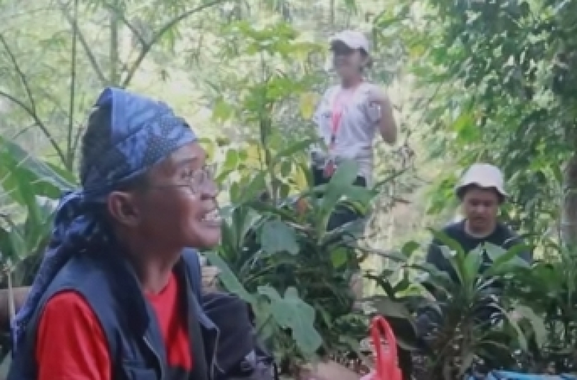 Ikat kepala berwarna biru disebut lomar.