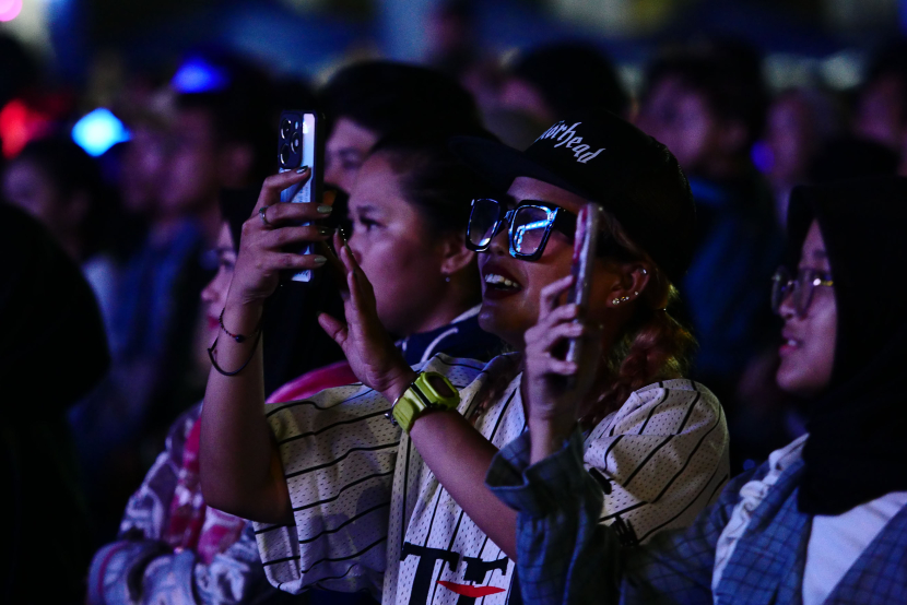 Penontont mengabadaikan momen Project Pop di Taman Saparua Bandung 2024, Bandung, Sabtu (4/5/2024). 