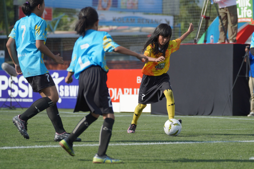 Topskor KU 12 MilkLife Soccer Challenge - Bandung Series 1 2024, Sandrina Rachelia Suprapto berusaha melewati pertahanan lawan di pertandingan antara SDN 043 Cimuncang C melawan SDN 036 Ujungberung di Progresif Sport Centre, Ahad (23/6).