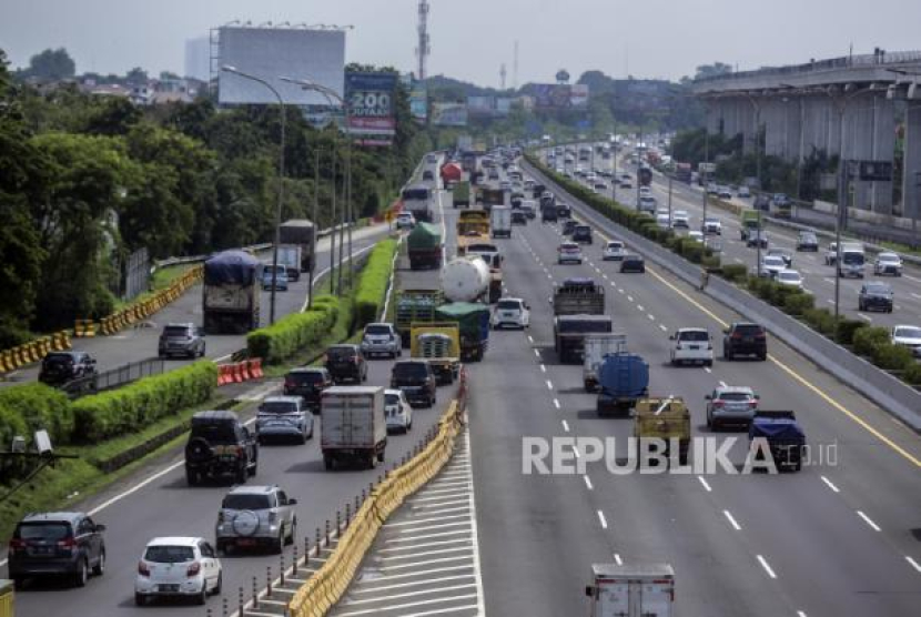 Sejumlah truk melintasi ruas jalan Tol Jagorawi di Jakarta, Selasa (20/12/2022). Foto: Republika/Putra M. Akbar