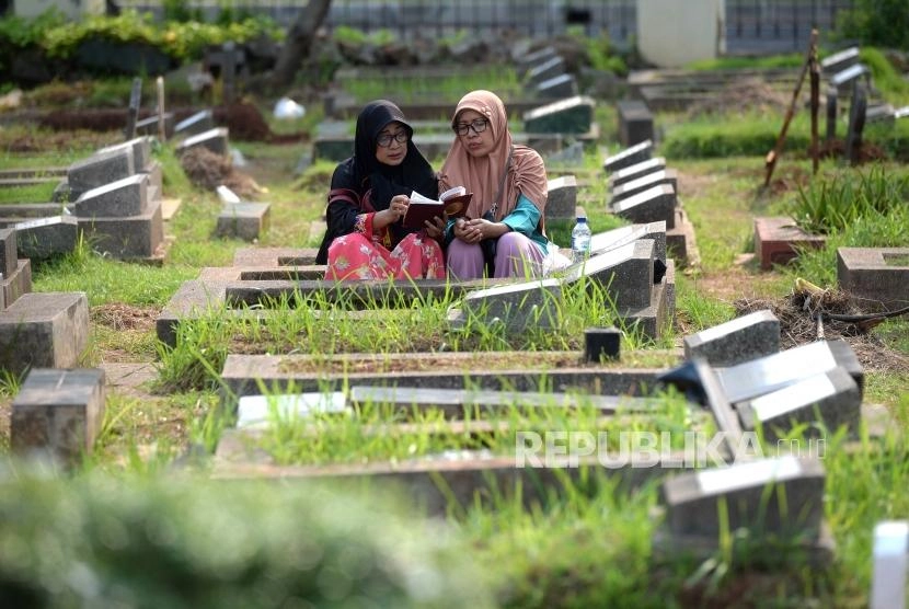 Ziarah kubur menjadi tradisi umat Islam di Indonesia. Foto: Republika.