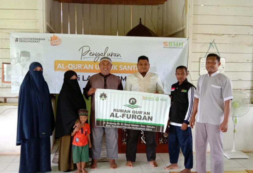 Hari Santri, Laznas BMH membahagiakan santri dan dai di pedalaman Kalimantan Utara dengan membagikan paket sembako, Alquran dan Iqra, Senin (24/10/2022).  (Foto-foto: Dok BMH)