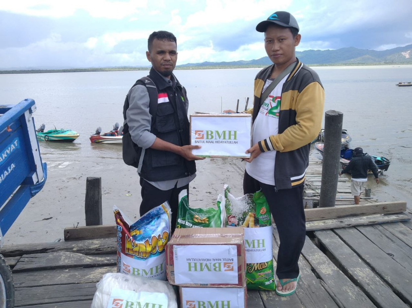 Laznas BMH menyalurkan bantuan kepada dai tangguh BMH yang bertugas di Pulau Sebatik, Kalimantan Utara, Rabu (9/11/2022). (Foto: Dok BMH)
